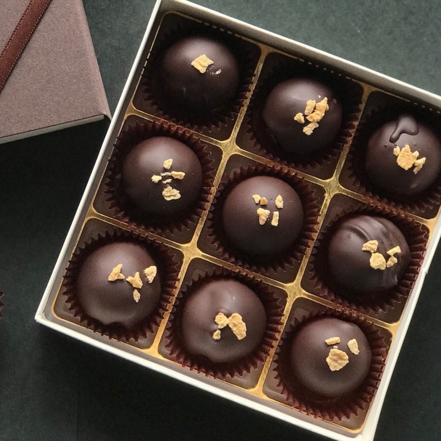 ヘーゼルナッツ・ジャンデューヤ・トリュフ ボックス HAZELNUT GIANDUJA TRUFFLES BOX